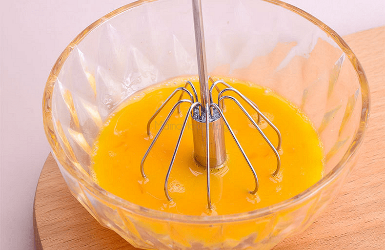 Полуавтоматична бъркалка за яйца WhiskPro в купа с жълтък, кухненски аксесоар за лесно готвене, бързи доставки, ниски цени, практични решения.