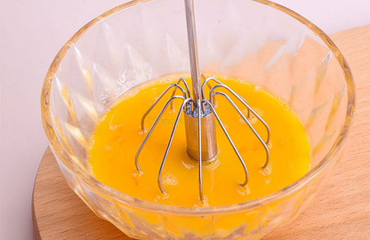 Полуавтоматична бъркалка за яйца WhiskPro в купа с жълтък, кухненски аксесоар за лесно готвене, бързи доставки, ниски цени, практични решения.