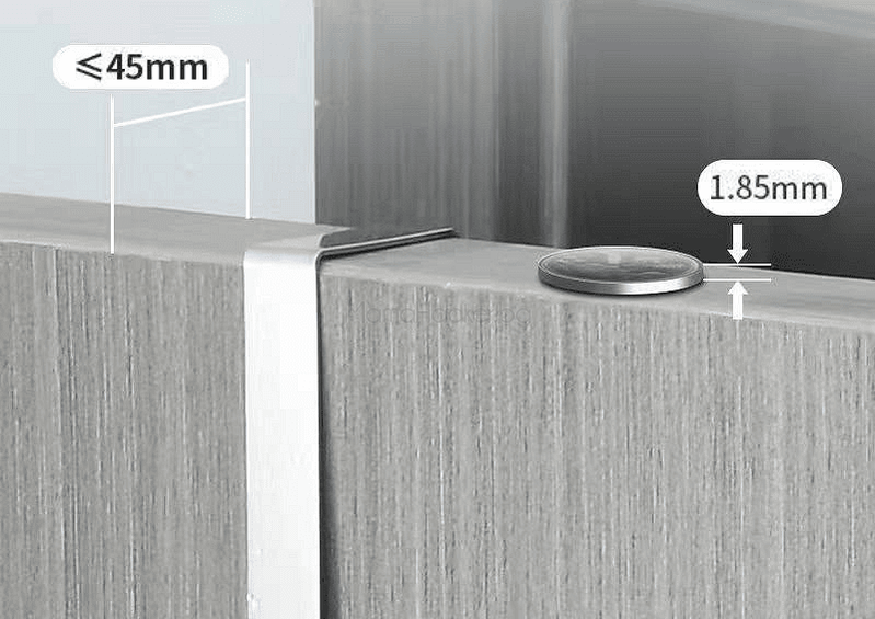 Размери на закачалка за врата DoorHang, подходяща за врати до 45mm; изработка от неръждаема стомана за дълготрайна употреба.