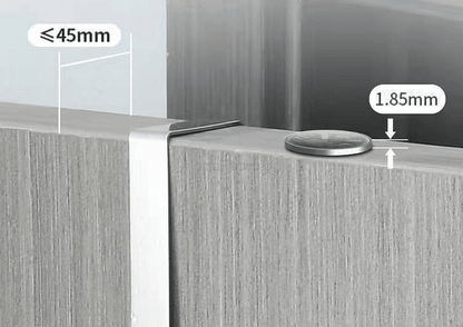 Размери на закачалка за врата DoorHang, подходяща за врати до 45mm; изработка от неръждаема стомана за дълготрайна употреба.