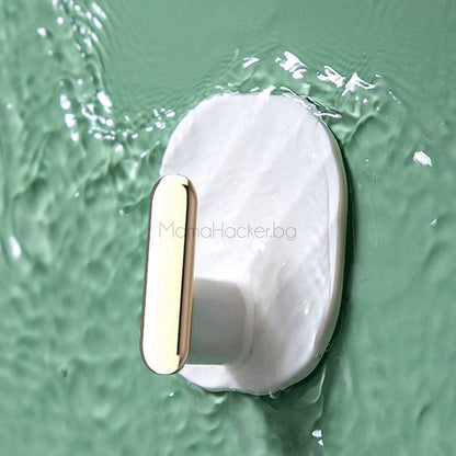 Залепяща се закачалка DecorHooks в зелено, идеална за организиране на дома. Устойчиви и практични аксесоари за съхранение.