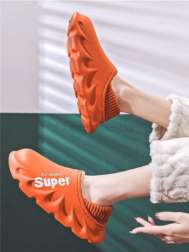 Зимни чехли FrostyFootwear в оранжево, удобни и стилни, водонепромокаеми, изолирани за студено време, перфектни за дома.