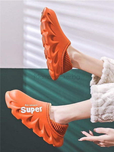 Зимни чехли FrostyFootwear в оранжево, удобни и стилни, водонепромокаеми, изолирани за студено време, перфектни за дома.